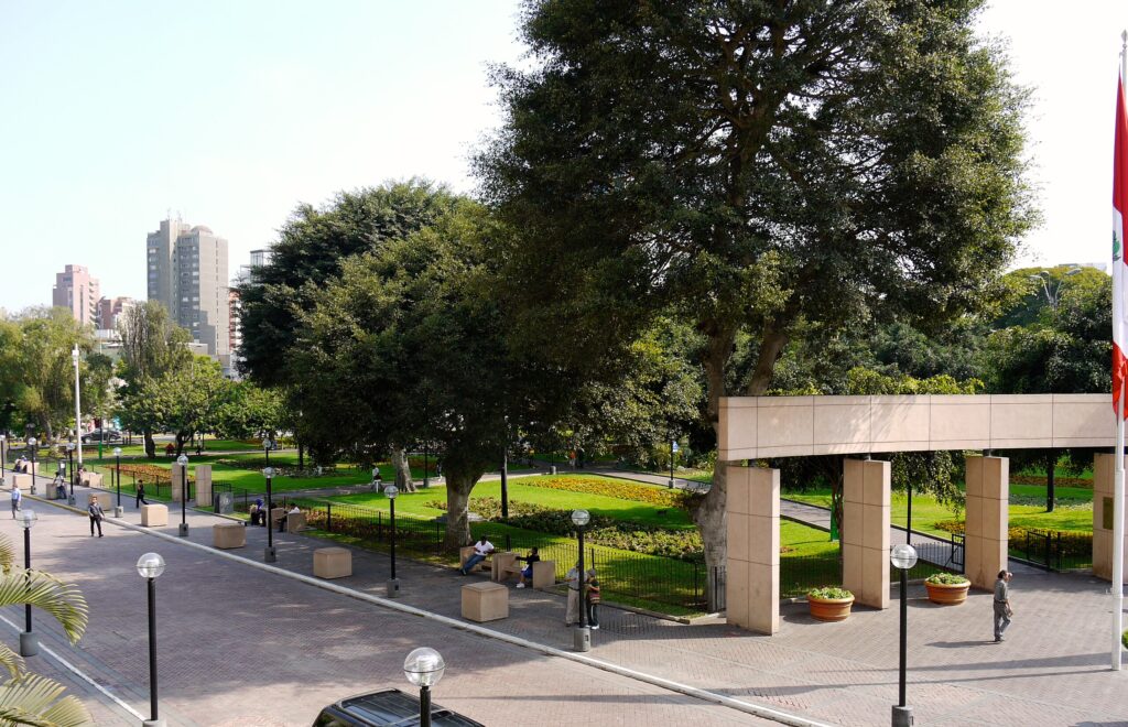 Parque_Kennedy_-_Lima,_Peru